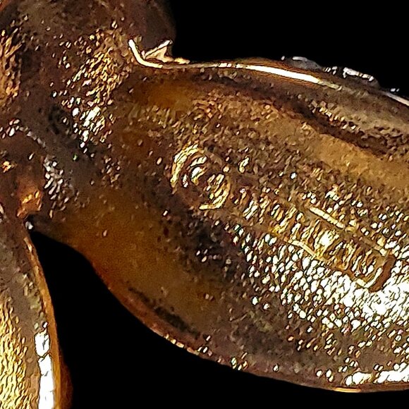 Brilliant Rhinestone Parrot pin broach with an intricate golden setting - Picture 7 of 10